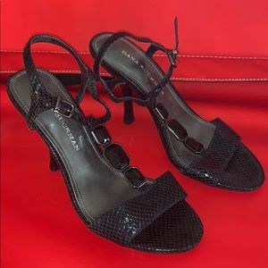 Dana Buchanan size 7